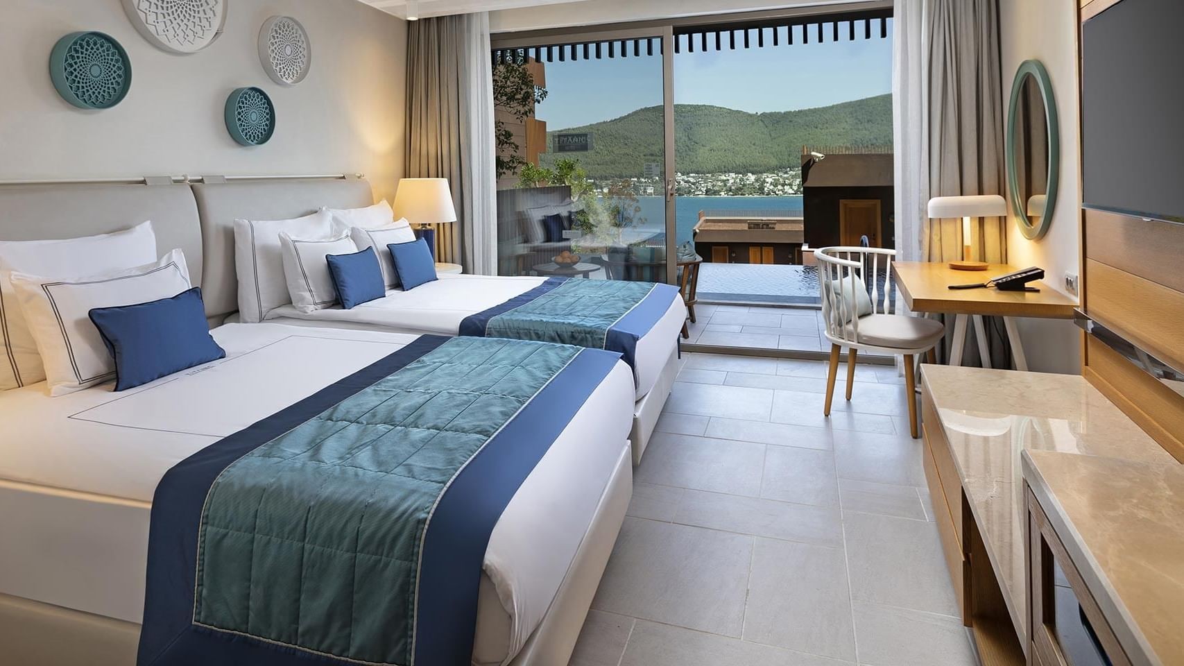 Swim-Up Superior Room