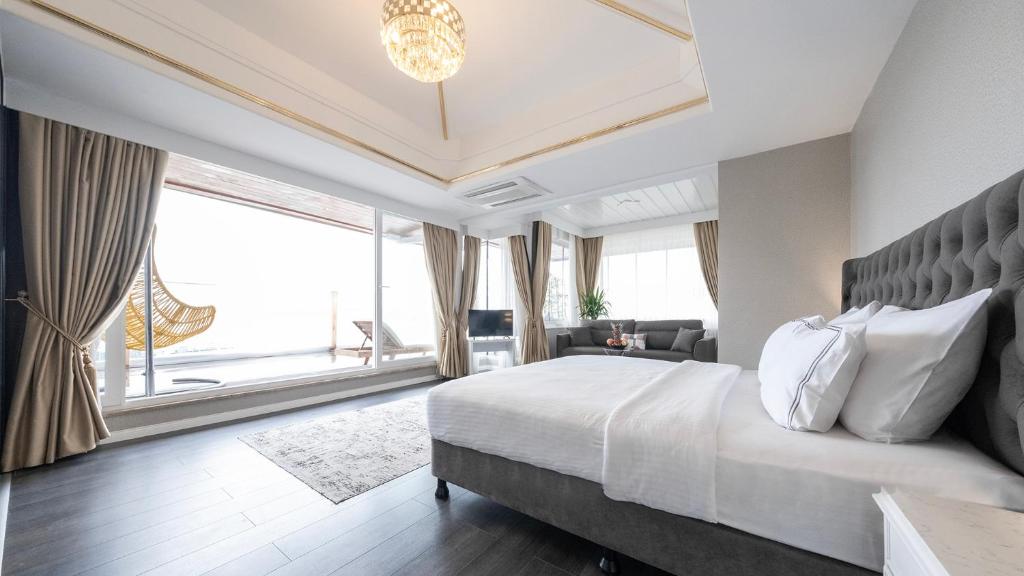 Deniz Manzaralı ve Özel Jakuzili Penthouse Süit