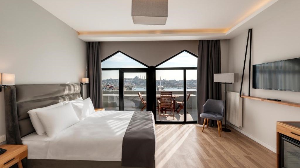 Balkonlu ve Deniz Manzaralı Deluxe Çift Kişilik Oda