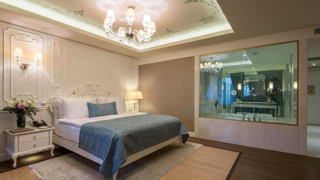 Evergreen Luxury Suite
