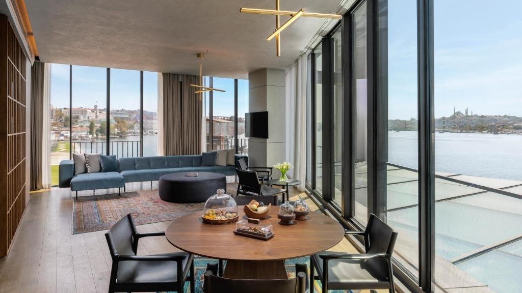 One-Bedroom Corner Suite with Sea View